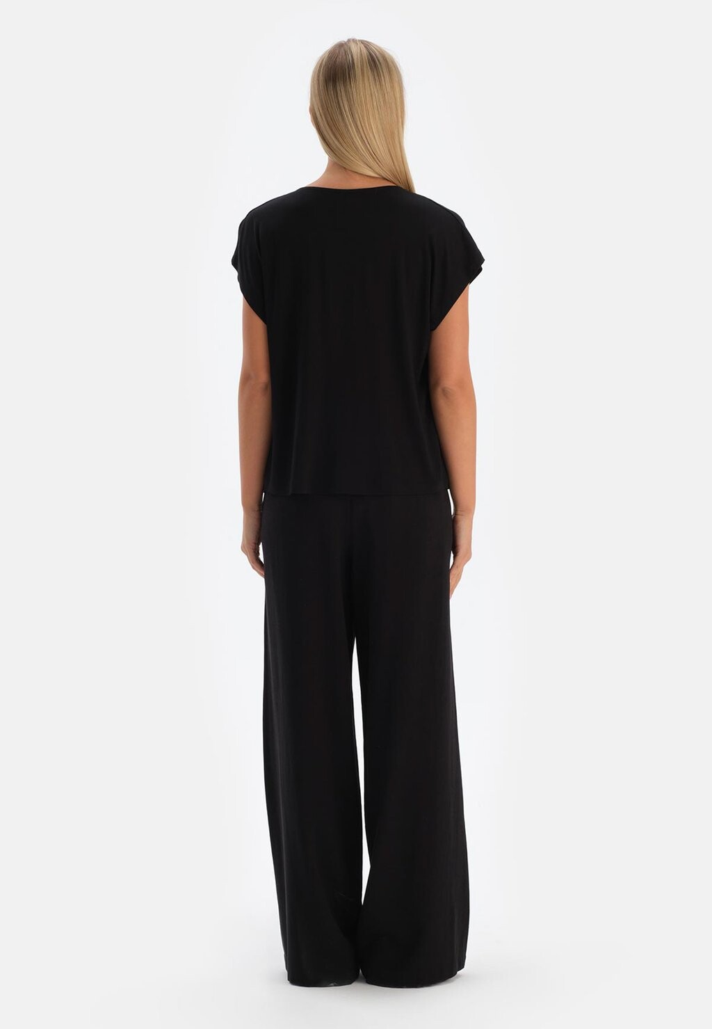

Футболка базовая Short Sleeve V-Neck DAGI, черная