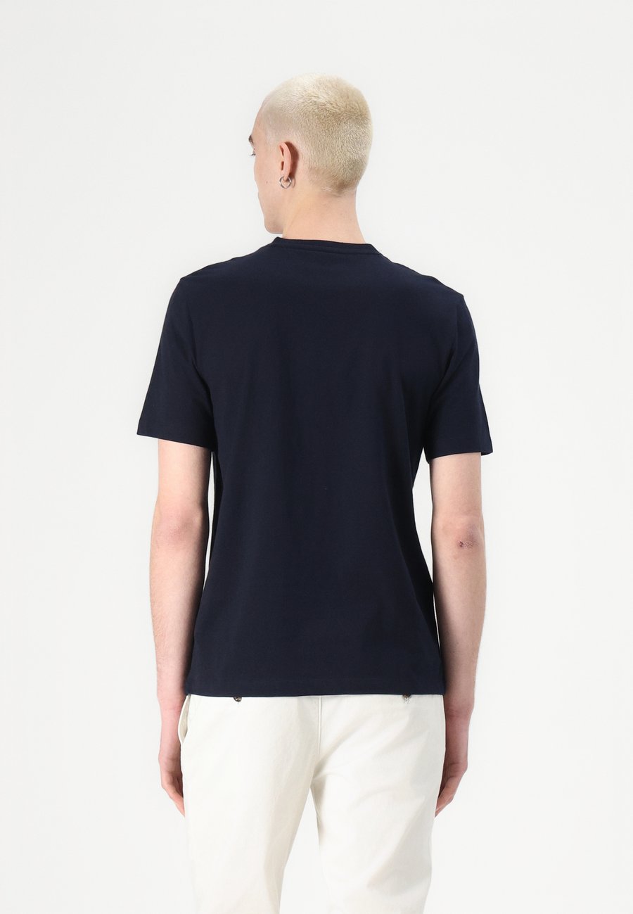 Футболка Tommy Hilfiger ESSENTIAL V NECK TEE, Desert Sky/Dark Blue — фото 3