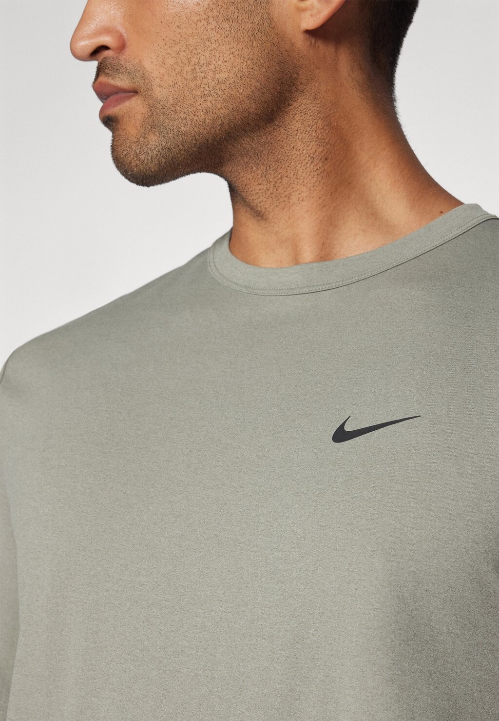 

Спортивная футболка HYVERSE Nike, хаки