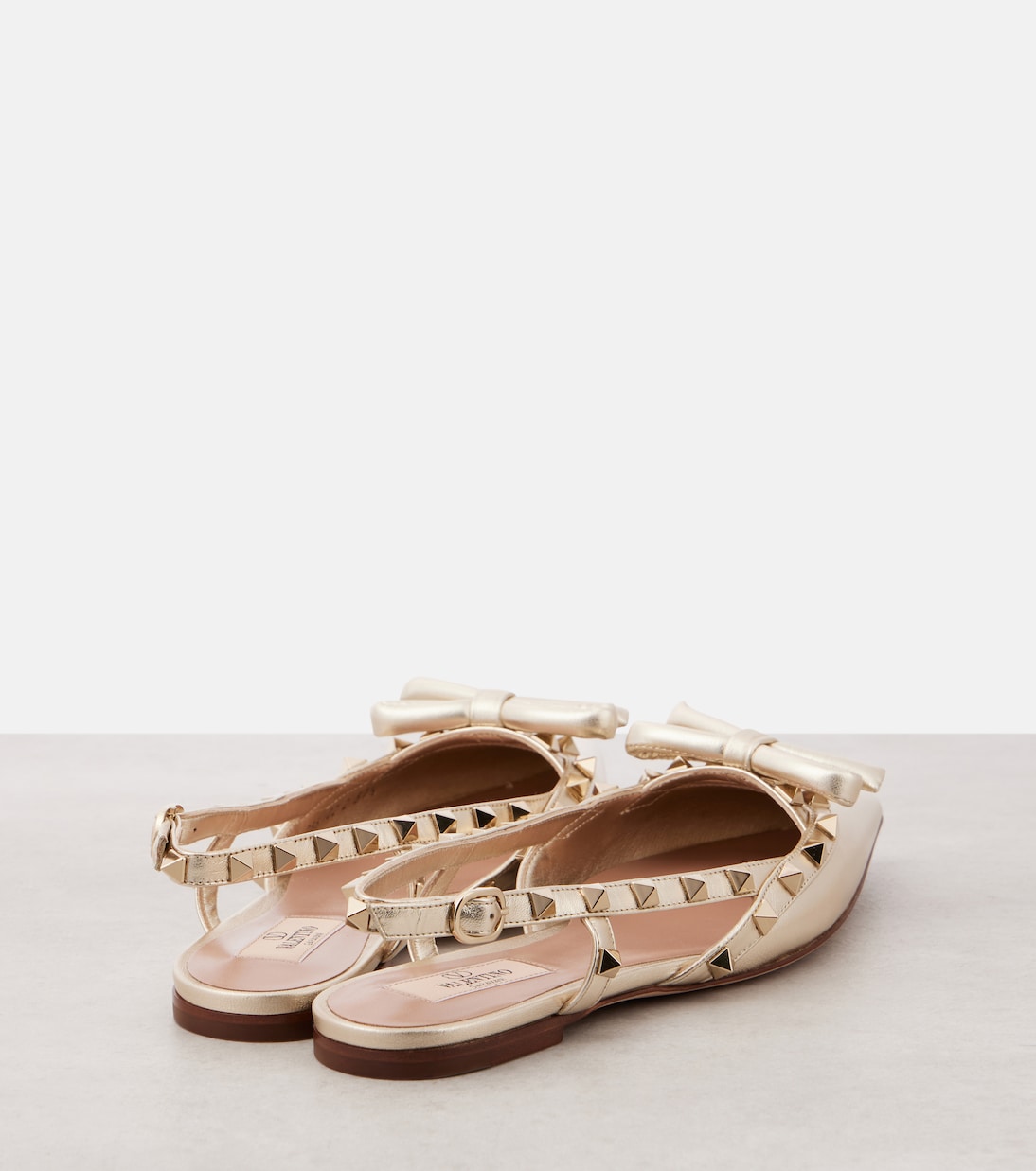 Туфли Rockstud с открытой пяткой из металлизированной кожи Valentino Garavani, Platino — фото 3