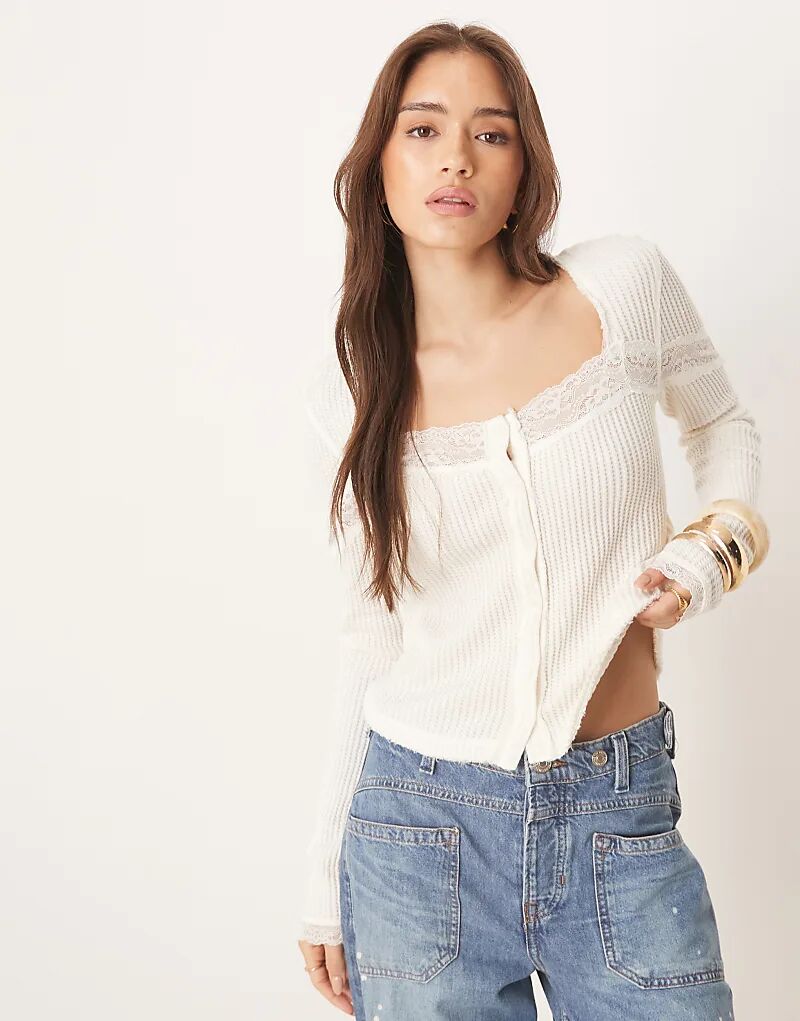

Free People Выпускает кардиган с кружевными вставками цвета слоновой кости