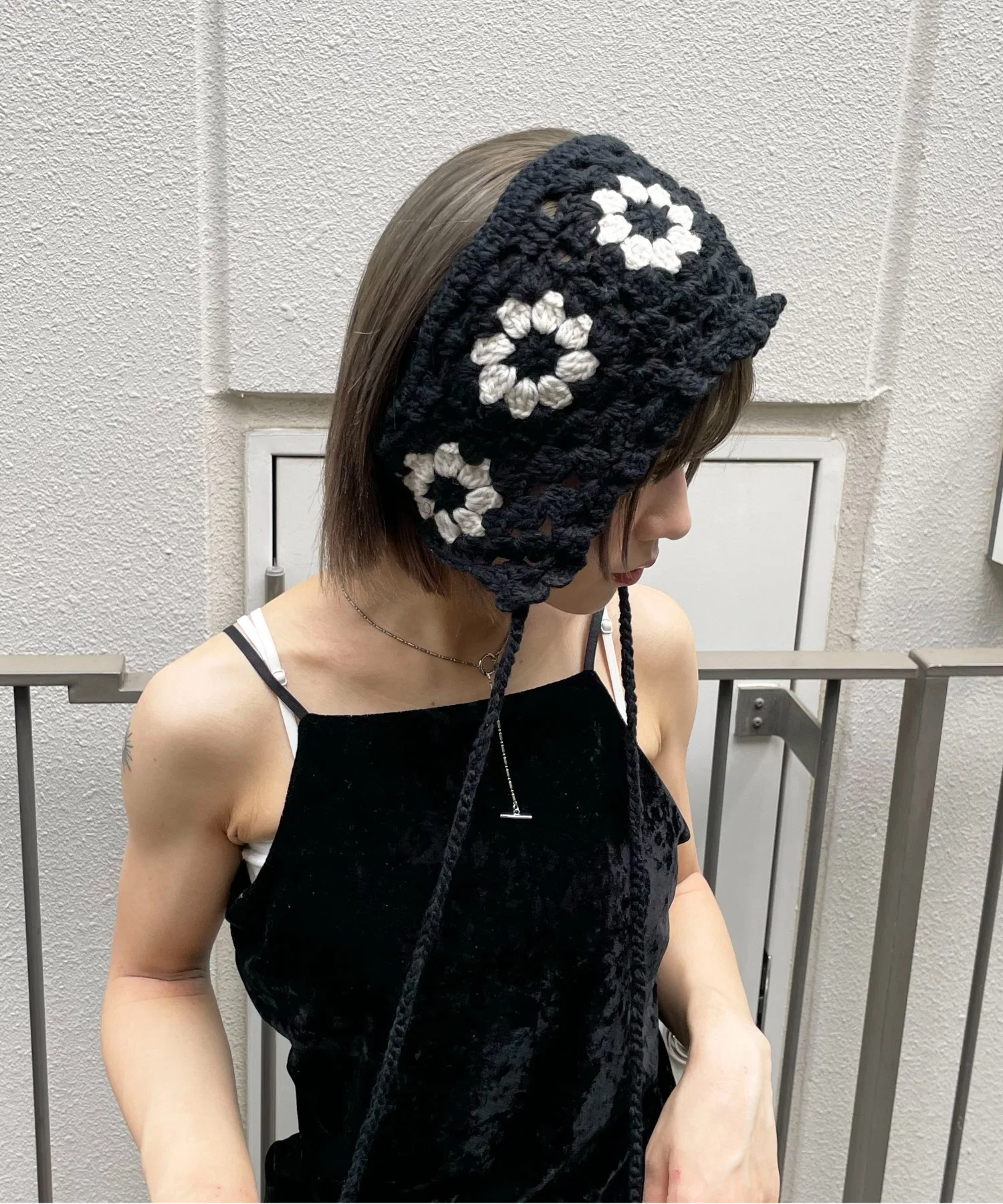 【HIKA】Вязаная крючком повязка на голову с цветочным мотивом