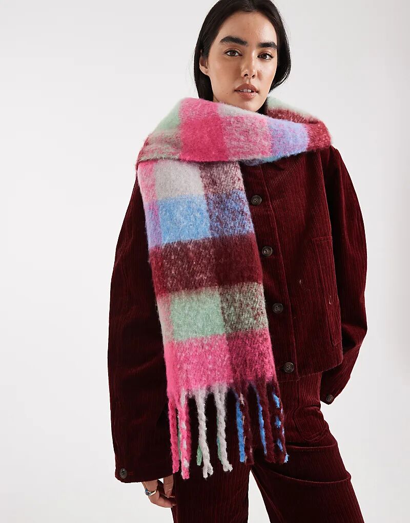 

Потертый шарф-одеяло с разноцветным клетчатым принтом