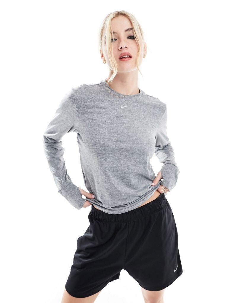 

Серая футболка с длинными рукавами и длинными рукавами Nike Dri-FIT Swift Elemant