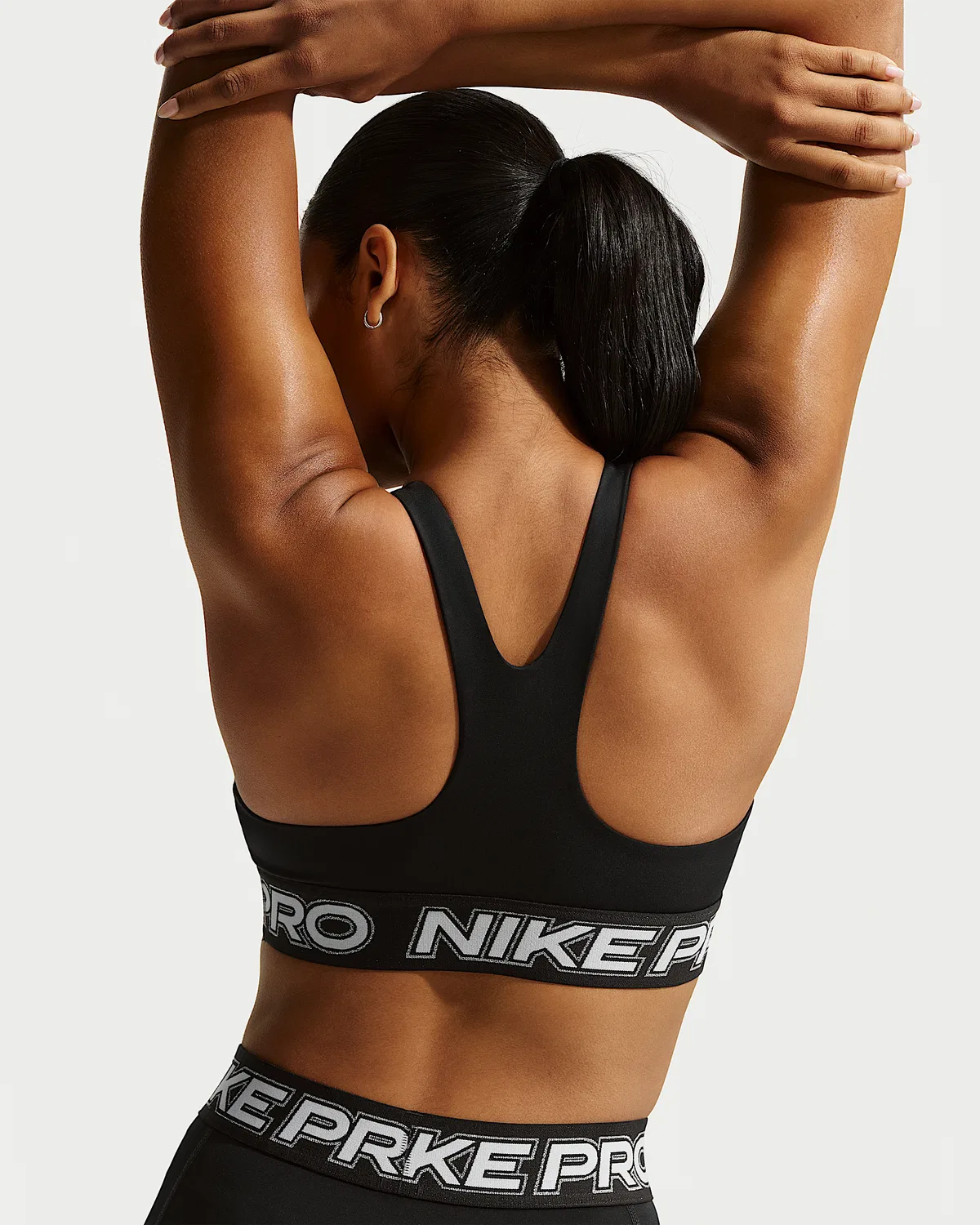 Женский спортивный бюстгальтер Nike Pro с легкой поддержкой без поролона, Black/White/Metallic Silver — фото 2