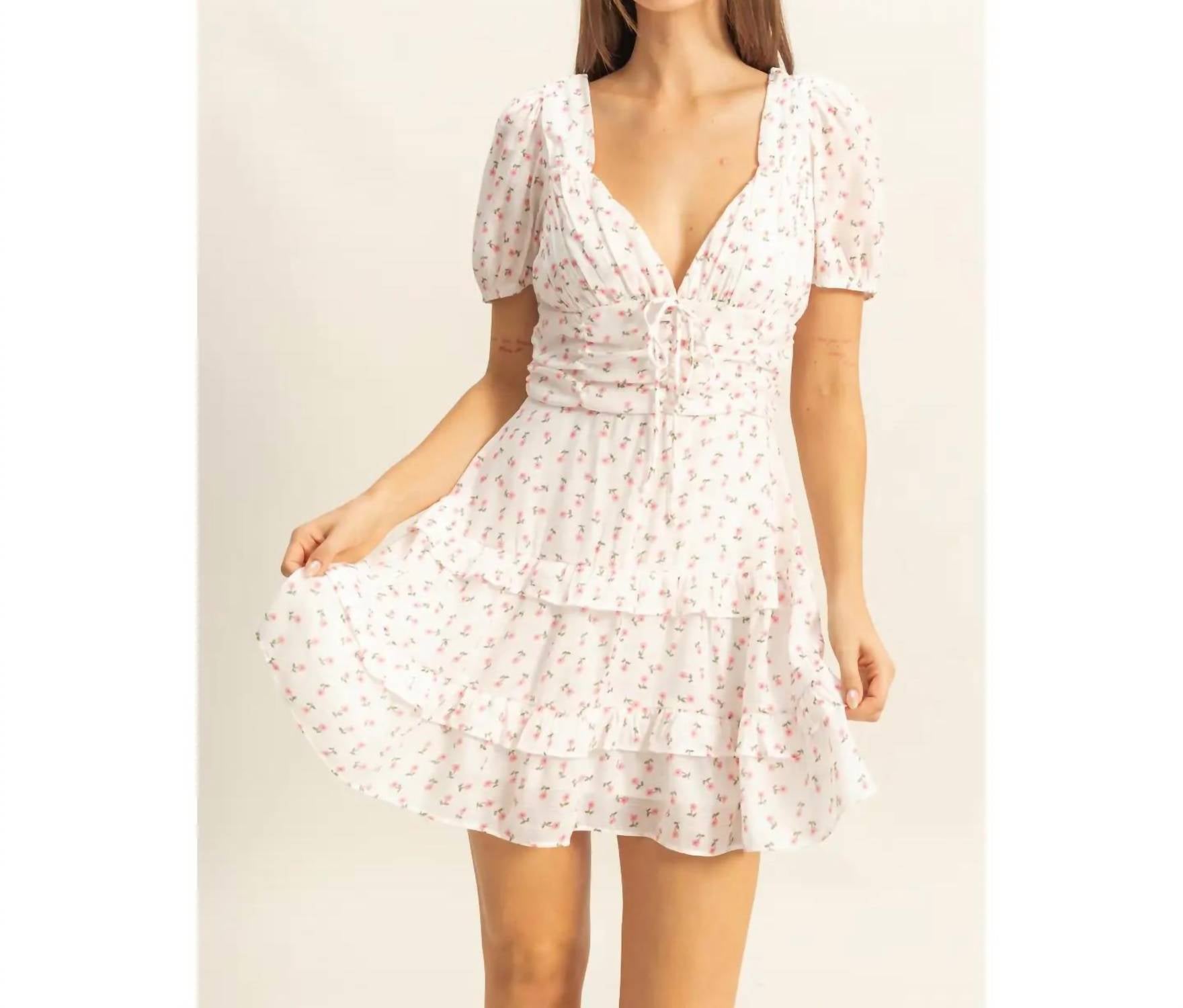 

Мини-платье в белом цвете с цветочным принтом и ярусами HYFVE