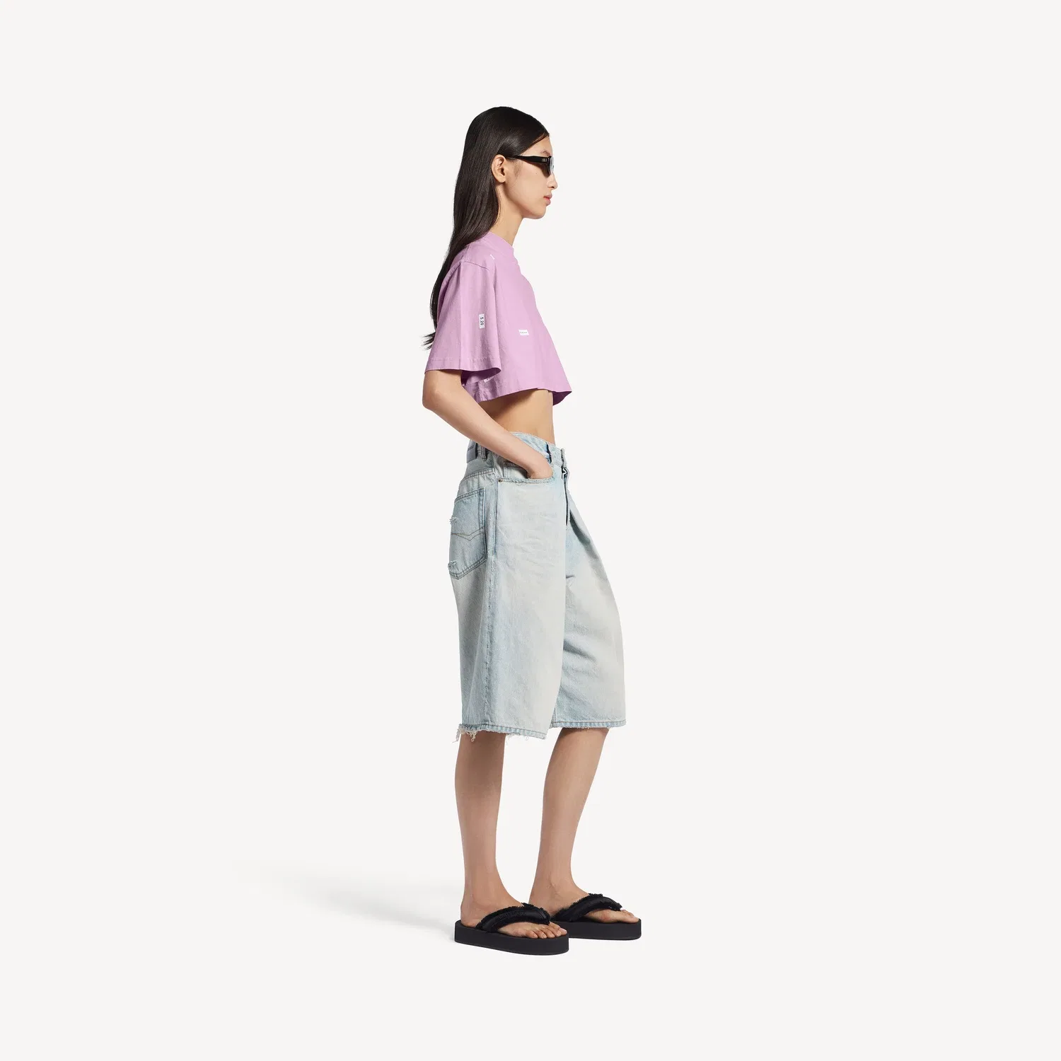 Женская укороченная футболка с 520 наклейками BALENCIAGA в розовом/белом цвете — фото 3