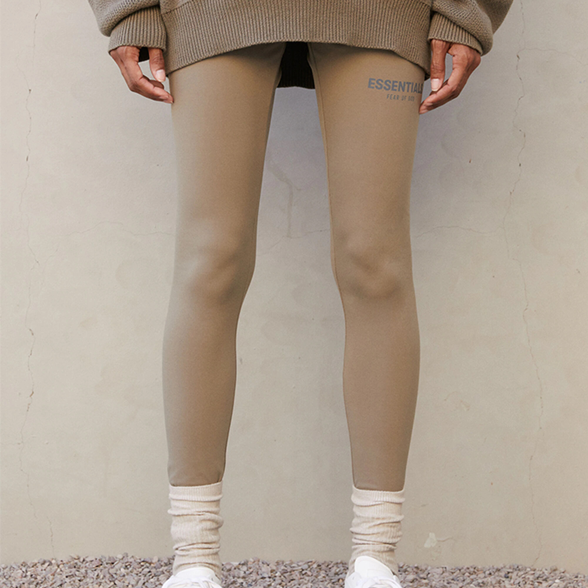 Fear Of God Essentials Толстовка Dinosaur Series вязаная унисекс пшенично-коричневая умеренно облегающего кроя — фото 4
