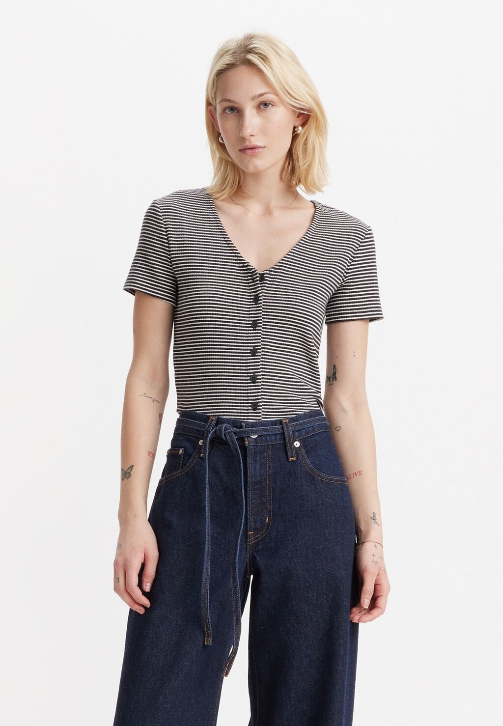 

Принт на футболке MUSE TEE Levi's, черный
