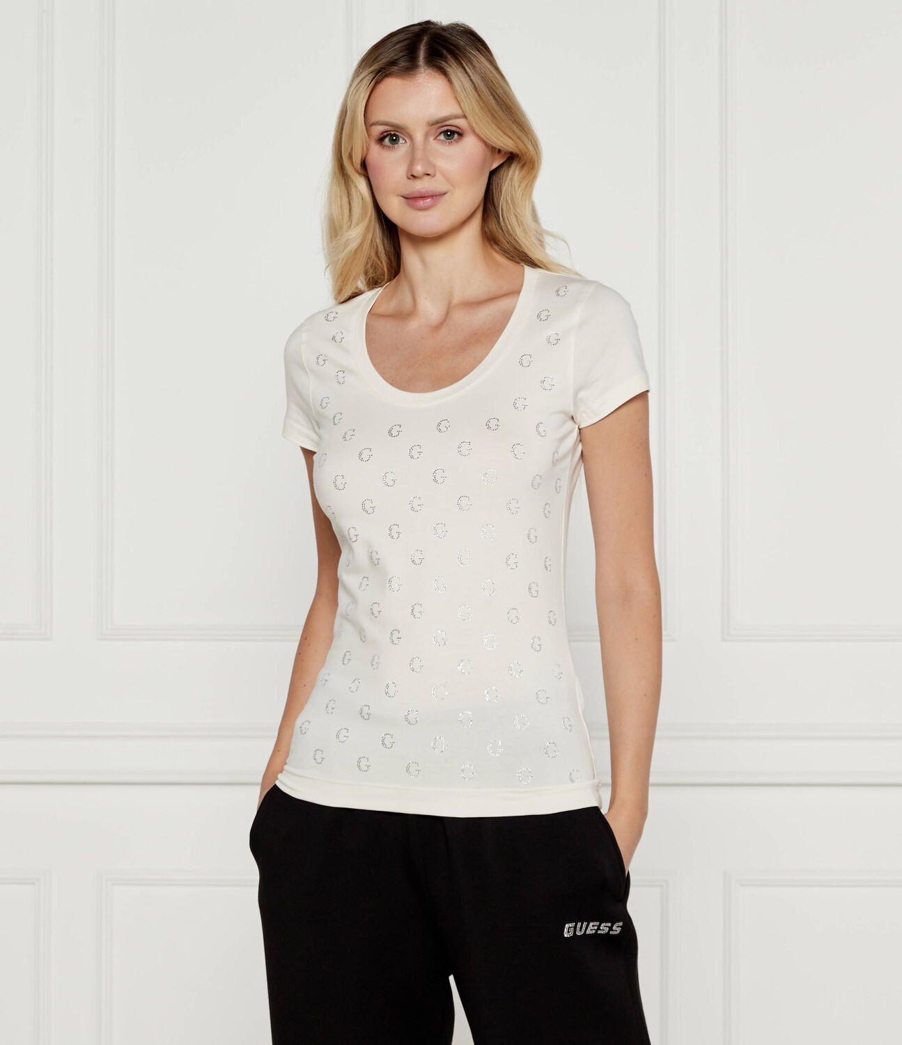 

Футболка GUESS Slim Fit, бежевый