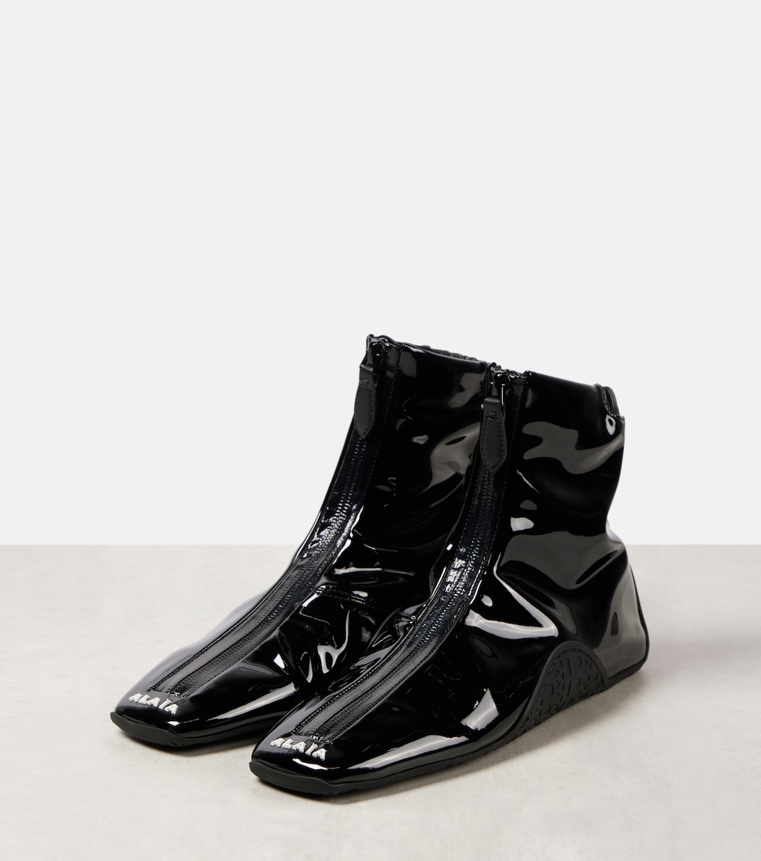 Кроссовки на шнуровке из искусственной лаковой кожи Alaïa, нуар — фото 4