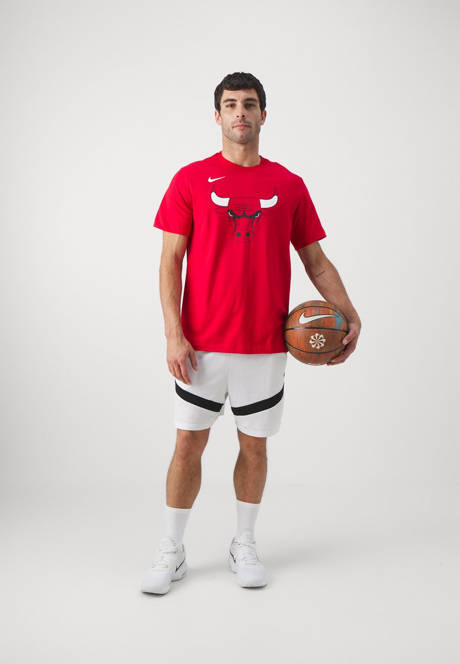 Спортивная футболка Nike Performance NBA CHICAGO BULLS LOGO TEE, University Red/Red — фото 2
