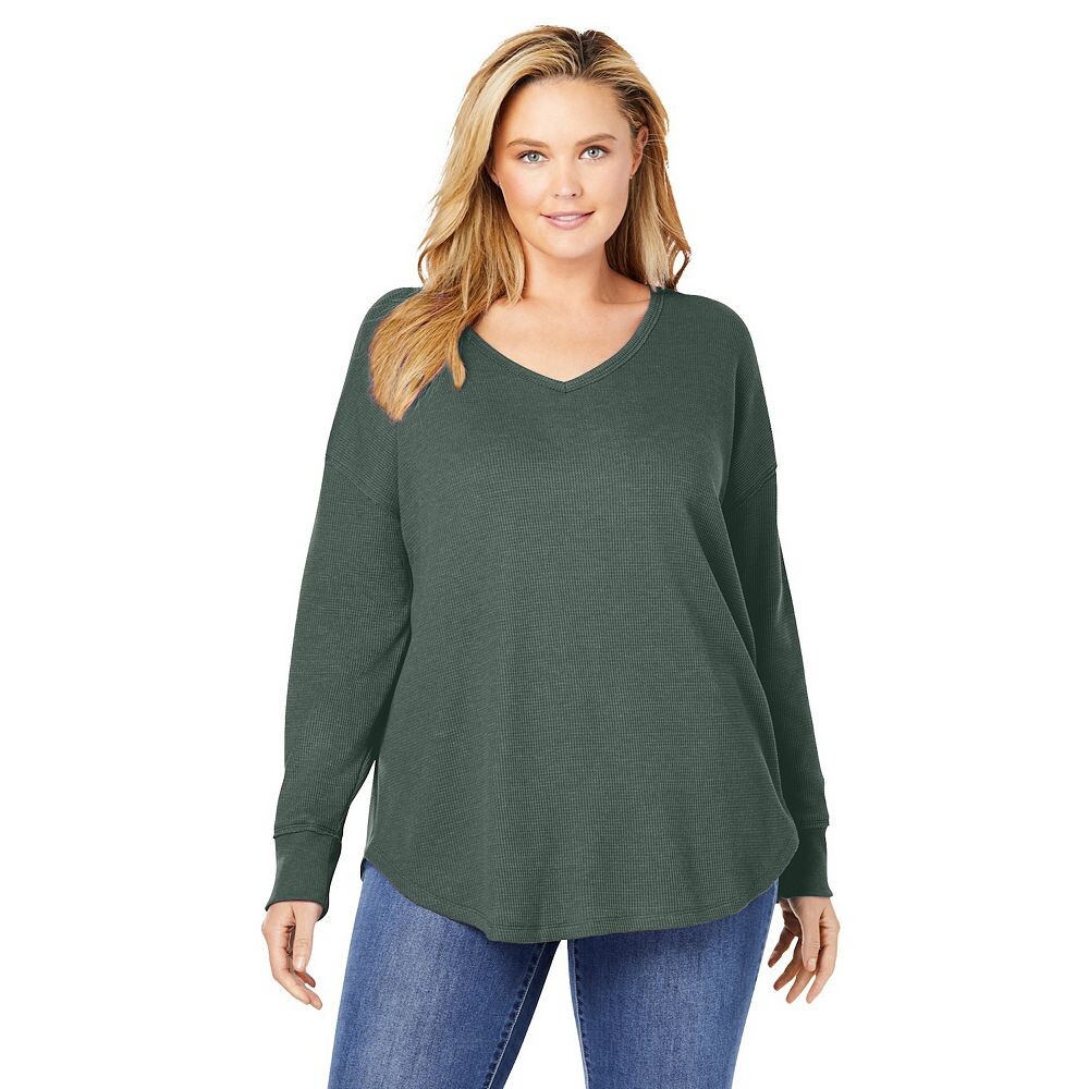 

Женщина в женской мытой теплой футболке с v-образным вырезом больших размеров Woman Within, цвет Pine