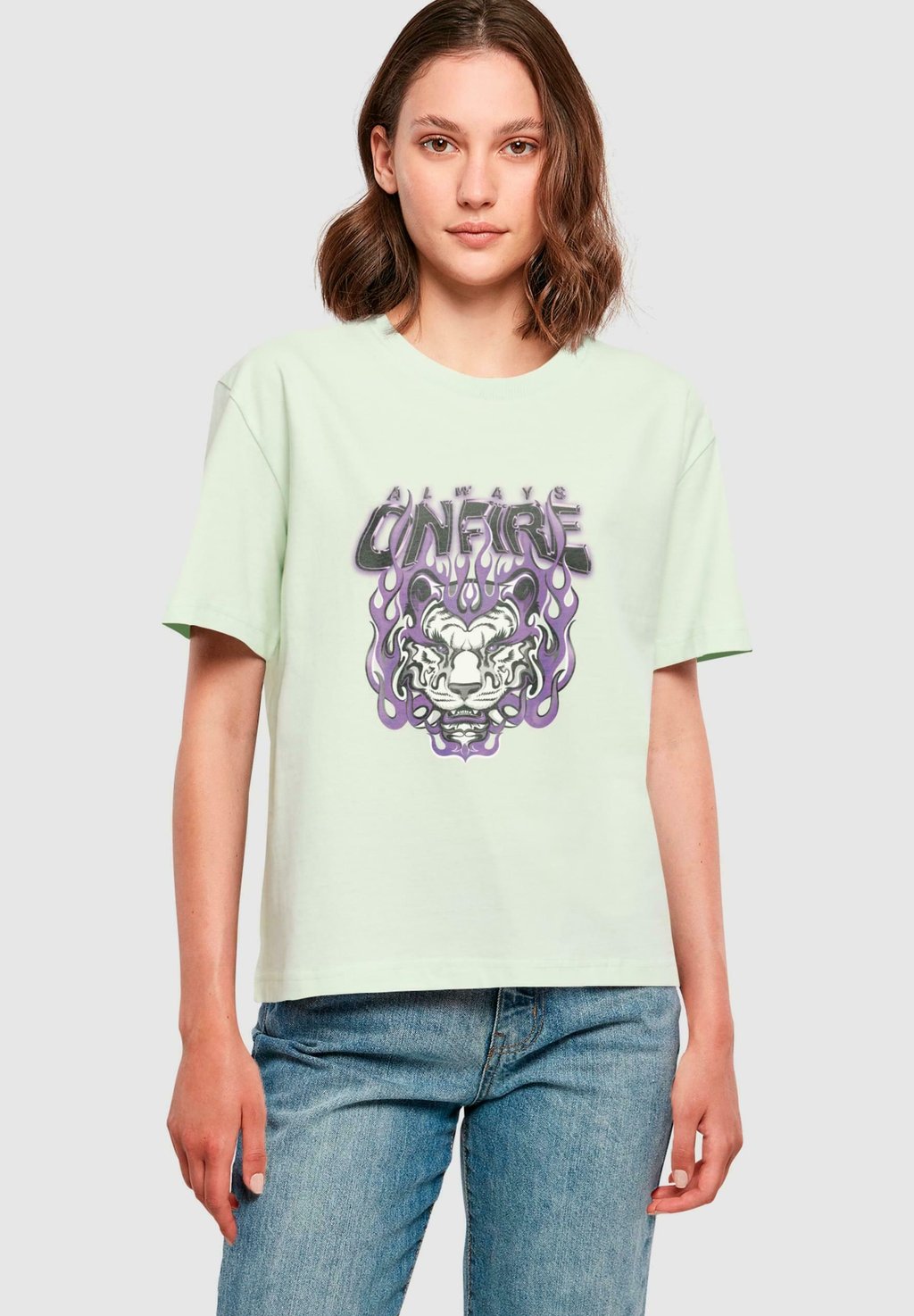 

Футболка с принтом ALWAYS ON FIRE Mister Tee, зеленый