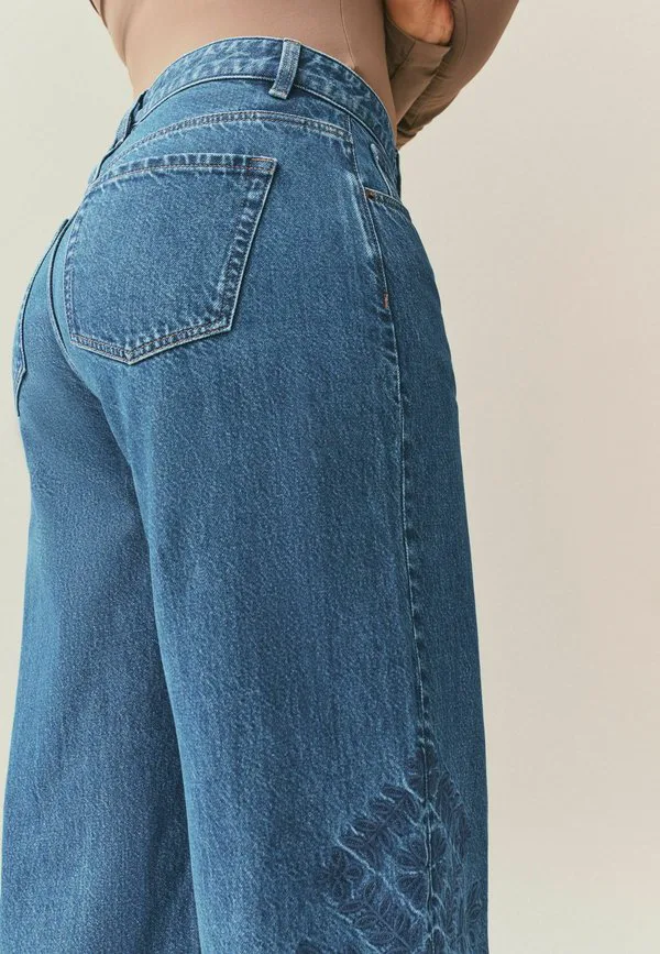 Формирование фигуры "песочные часы" и широкие ноги Next, Embroidered Mid Blue Denim — фото 3