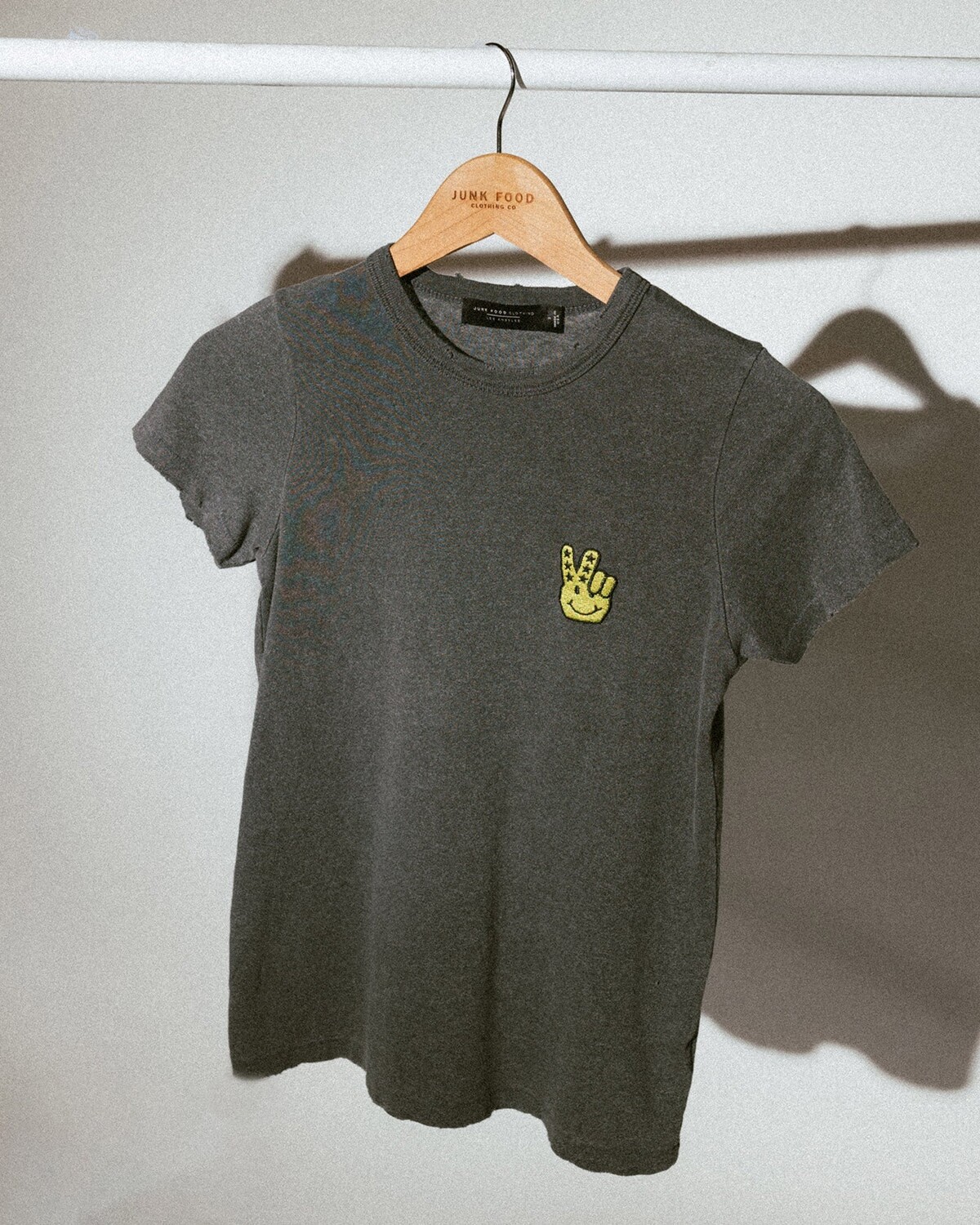 

Женская оригинальная футболка с вышитым логотипом JF Peace + Smiles Junk Food Clothing, цвет Vintage Black
