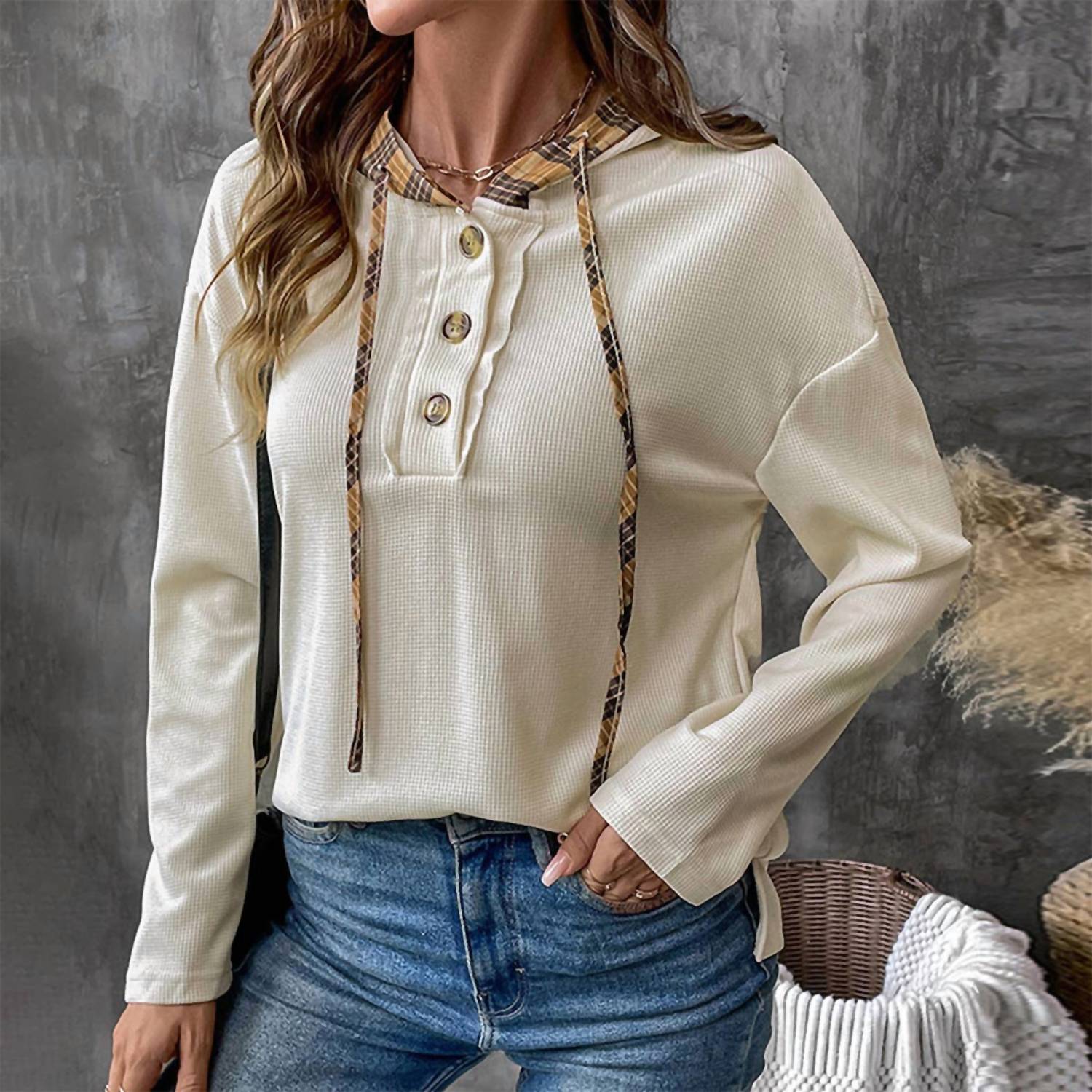 

Уютный свитшот с клетчатой отделкой бежевого цвета Lily Clothing