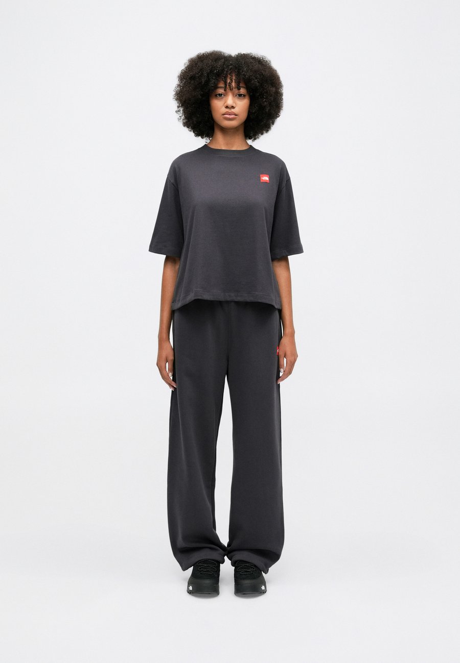 

Футболка The North Face REDBOX BOXY TEE, Obsidian/Dark Grey, Черный, Футболка The North Face REDBOX BOXY TEE, Obsidian/Dark Grey