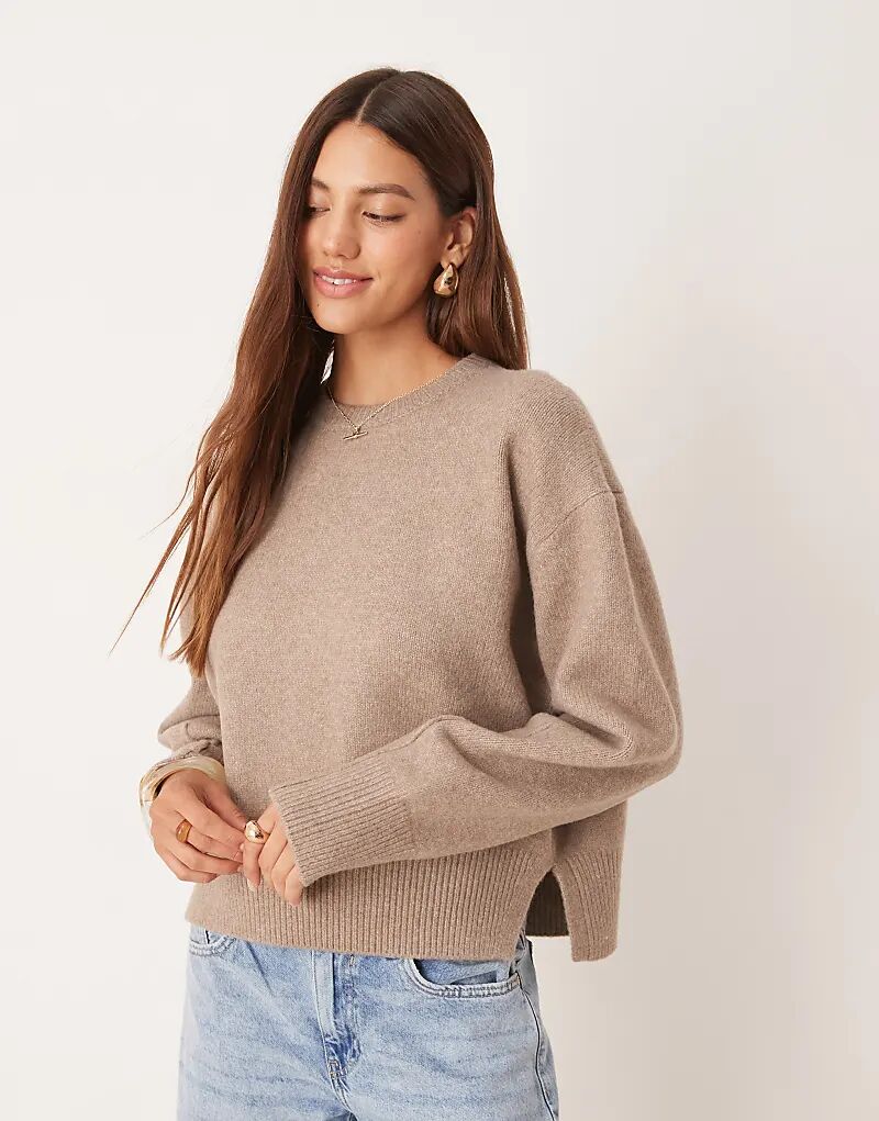 

Свободный свитер ASOS DESIGN с круглым вырезом и разрезами по бокам цвета мокко