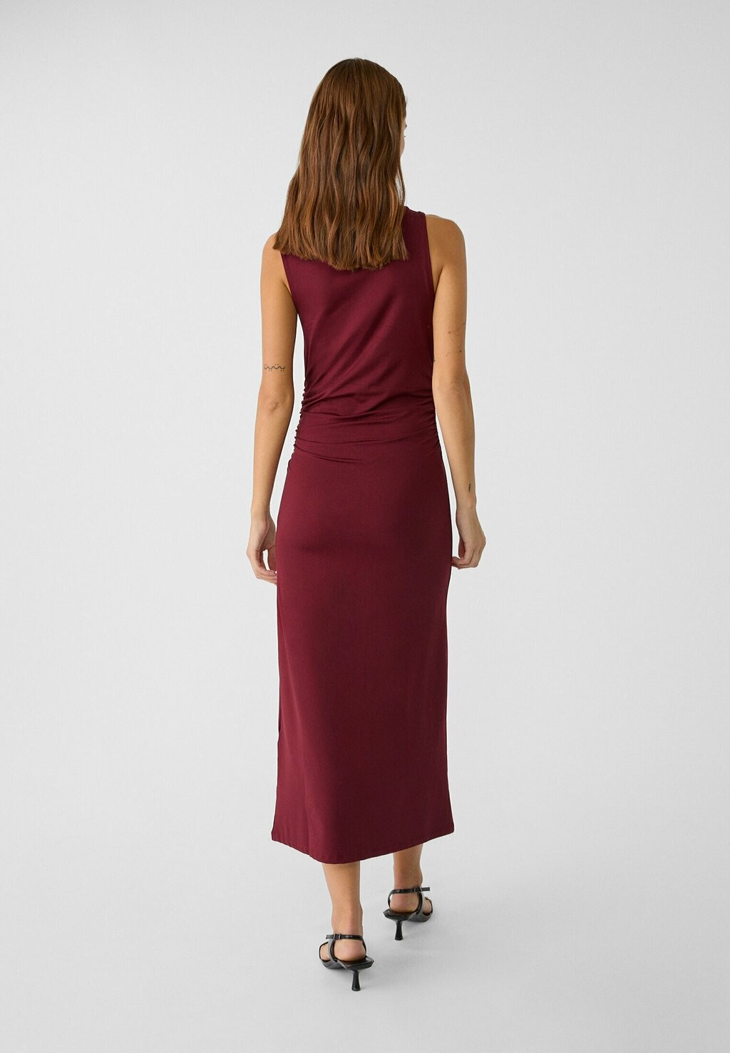 

Дневное платье MIDI WITH AN ASYMMETRIC NECKLINE Stradivarius, Бордо