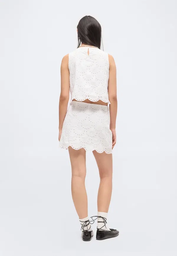 Юбка-шорты Eyelet skort hem skort mini skirt Gap, свежий белый — фото 3