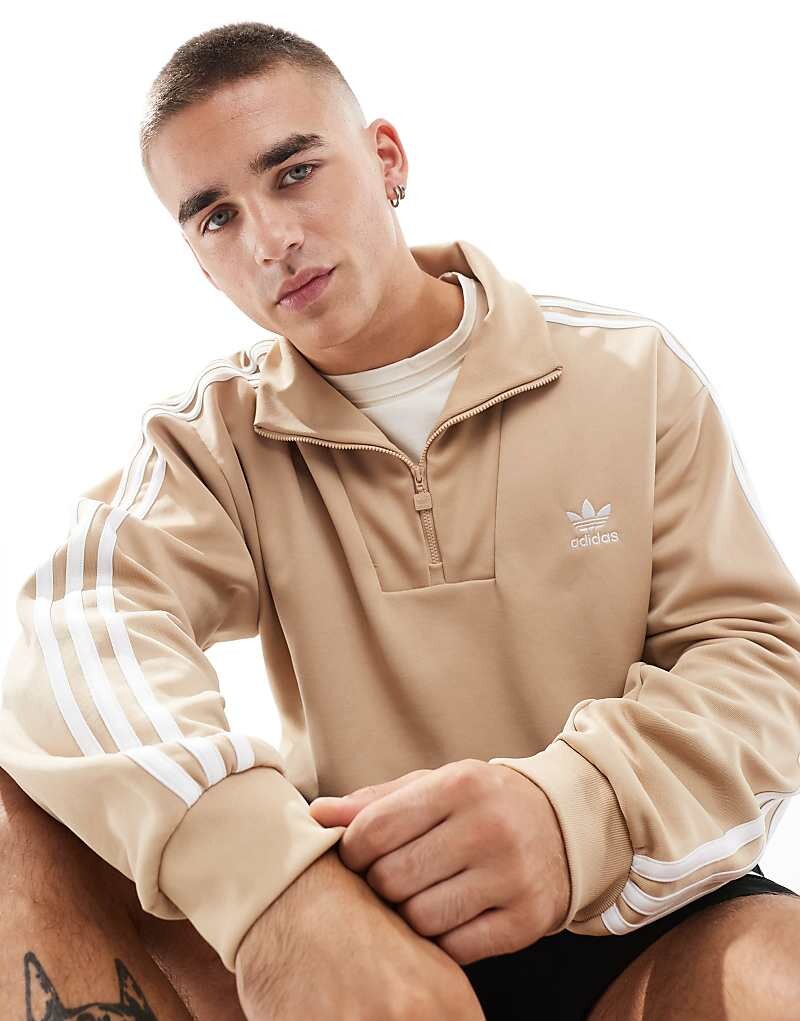 

Бежевая спортивная футболка с воротником стойкой adidas Originals Adicolor