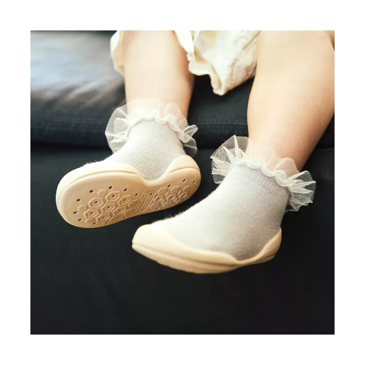Детские кроссовки для девочек с кружевной отделкой Tulle Trim Komuello, Beige — фото 3