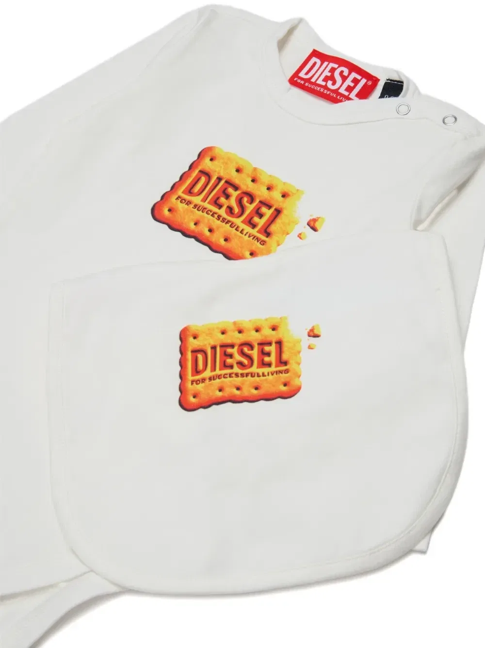 Комплект из комбинезона, шапки и нагрудника с принтом Diesel Kids, белый — фото 3