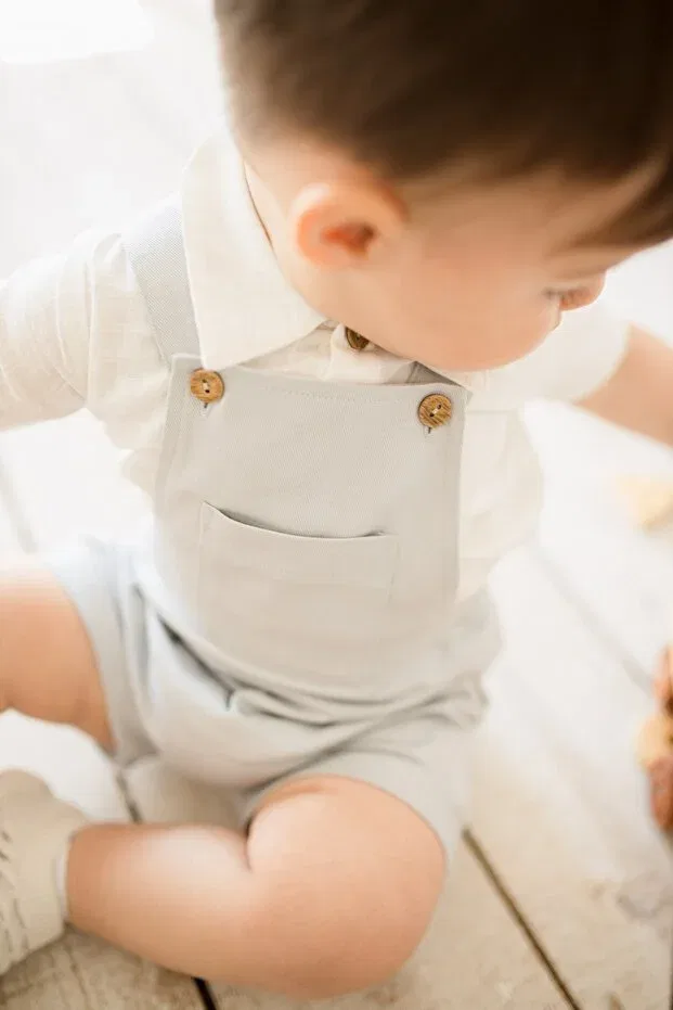 Детский комбинезон для мальчиков хлопковый комплект Summer baby boy overalls set linen shirt body suit and canvas shorts overalls 0-12 months set Kuarks, Light Blue Jumpsuit Ecru Shirt — фото 4