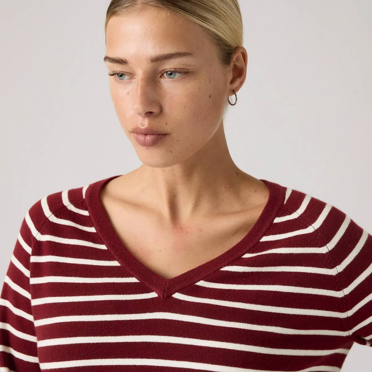 Очень мягкий пуловер с V-образным вырезом Levi's, Parisienne Stripe Warm Cabernet - Red — фото 2