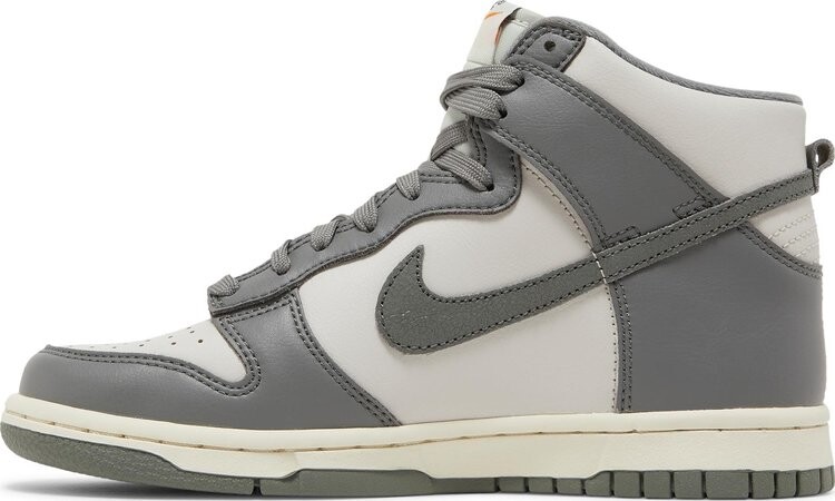 Кроссовки Nike Dunk High SE GS 'Light Bone Tumbled Grey', серый — фото 4