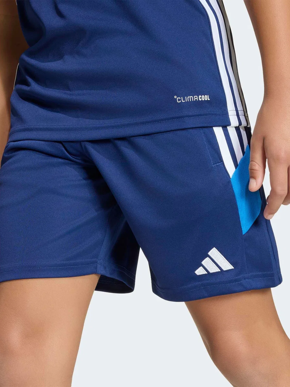 Шорты тренировочные Tiro 26 Essentials adidas, синие