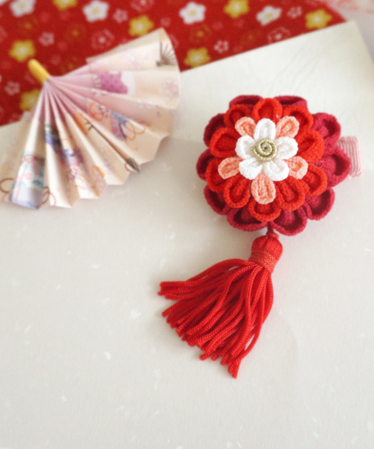 Детское украшение для кимоно с цветком цумами-дзайку, модель Tsuru и Dangiku SweetMommy, Red