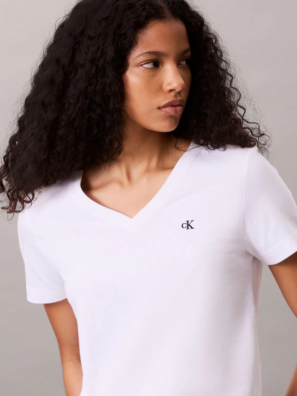 Футболка с V-образным вырезом, архивный логотип Calvin Klein, белый — фото 4