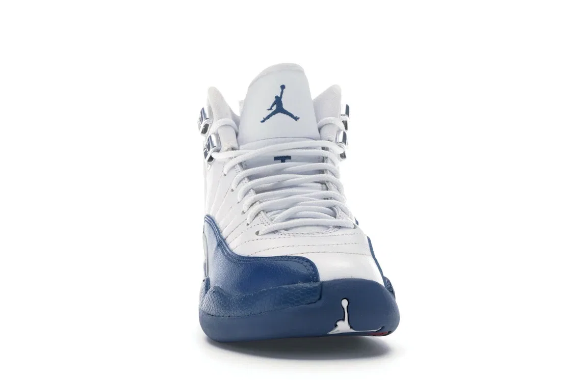 Детские кроссовки Lifestyle с принтом Jordan 12 Retro Jordan, White/French Blue-Metallic Silver-Varsity Red — фото 2