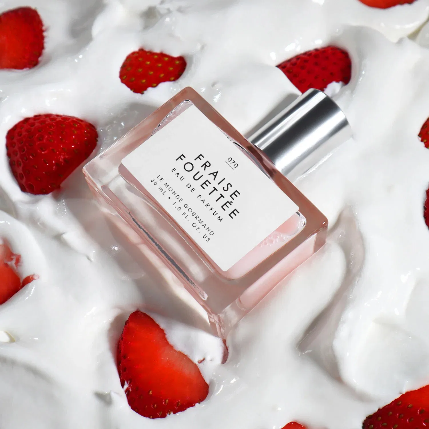 Парфюмерная вода 30 мл с ароматом клубники и ванили LE MONDE GOURMAND, Fraise Fouettée — фото 2