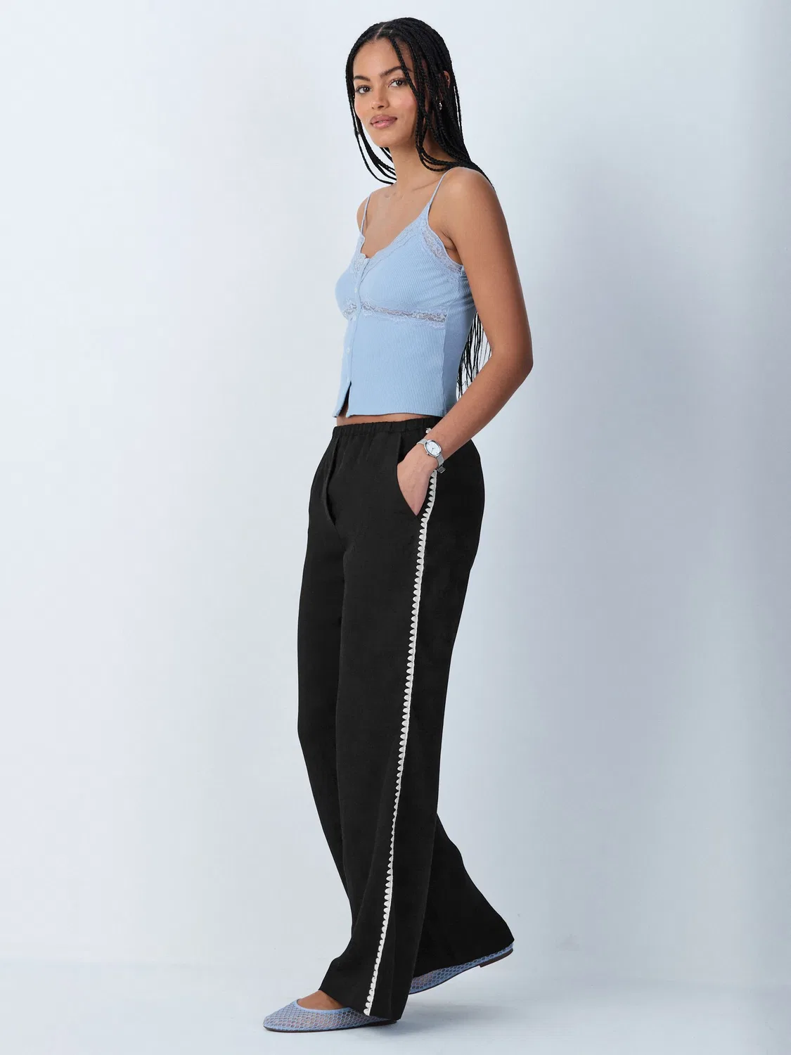Брюки широкие с вышивкой по бокам, модель Black Embroidered Side Detail Wide Leg Next, черный — фото 2