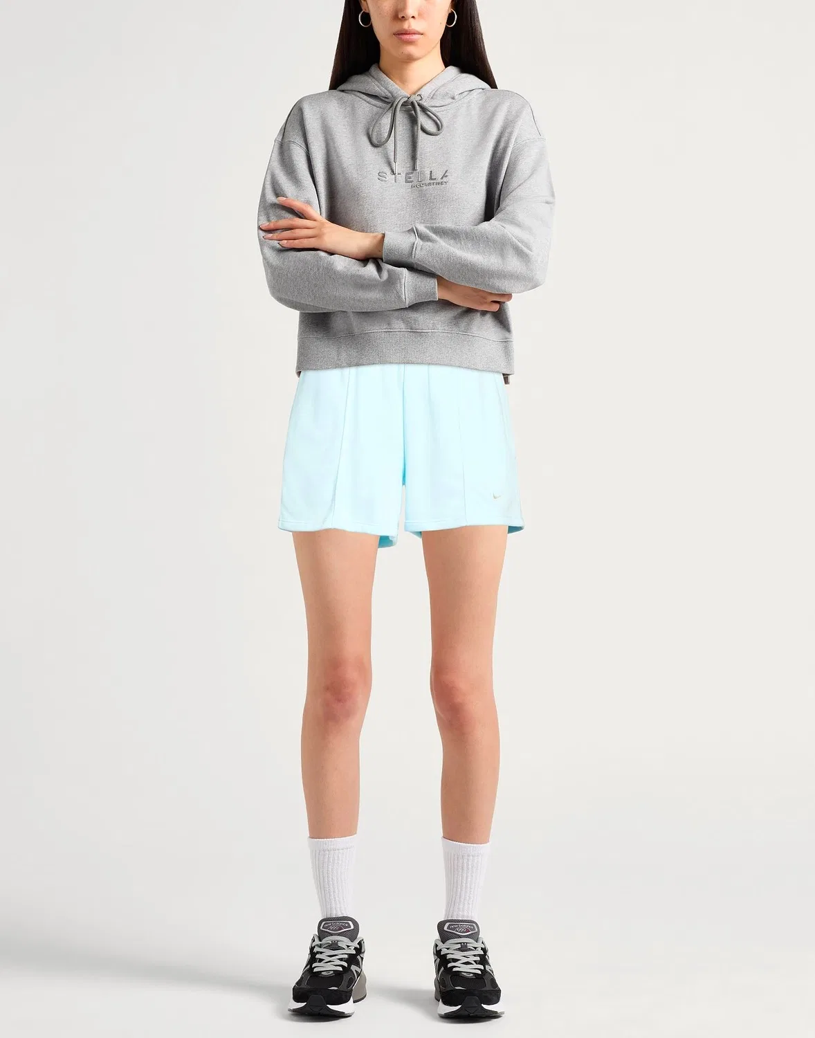 Женские спортивные шорты хлопковые с вышитым логотипом Nike, светло-голубой — фото 2