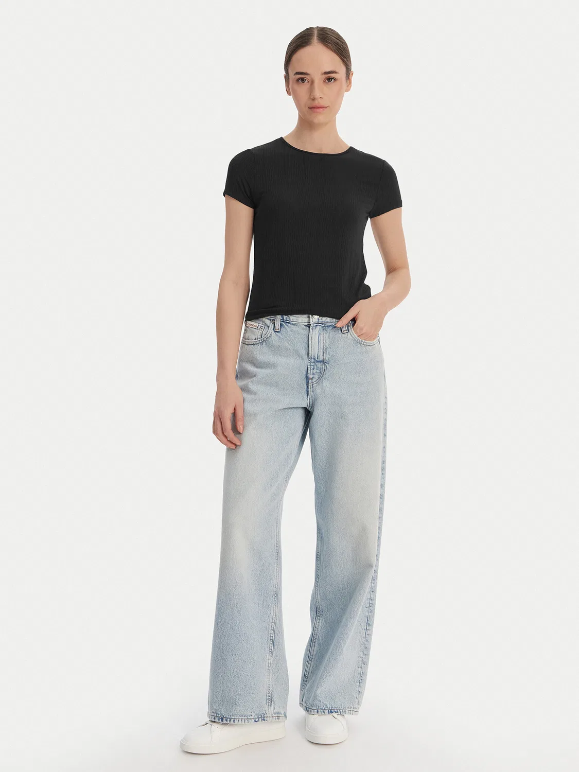 Женская футболка приталенного кроя Calvin Klein, черный — фото 2
