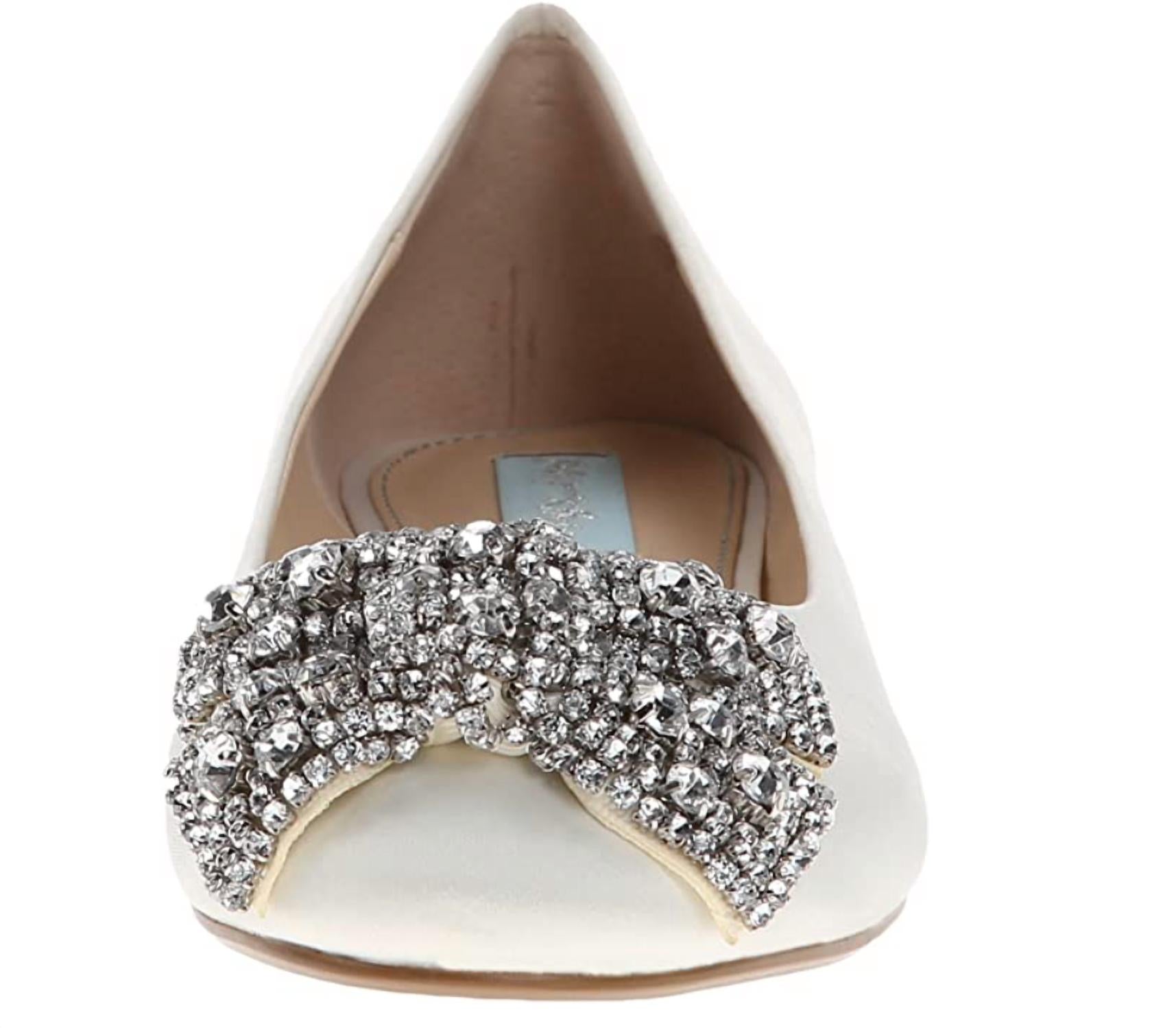 Женские туфли Ever Satin Flat в цвете слоновой кости Betsey Johnson — фото 3