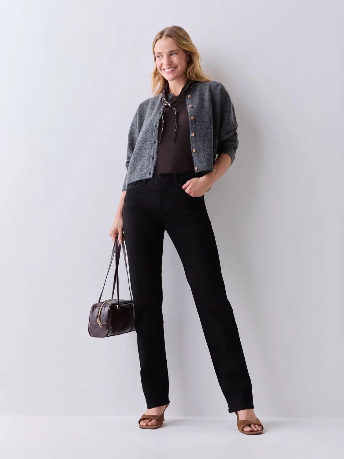 Черные моделирующие прямые джинсы Levi's Soft Black 311