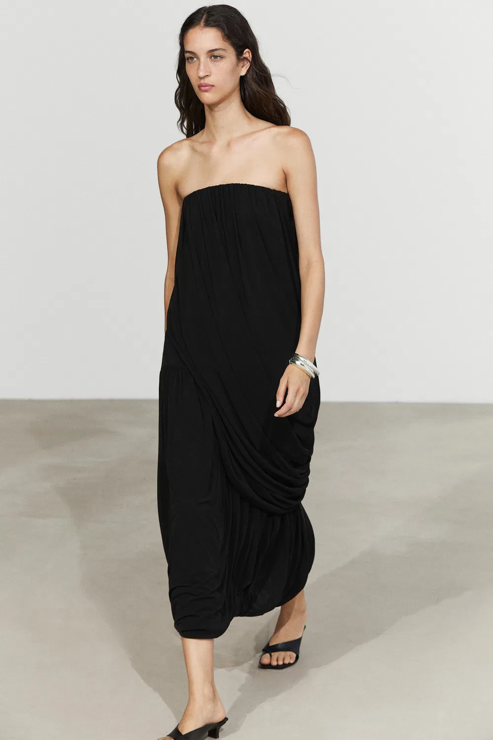 Топ Massimo Dutti Strapless Flowing, черный — фото 3