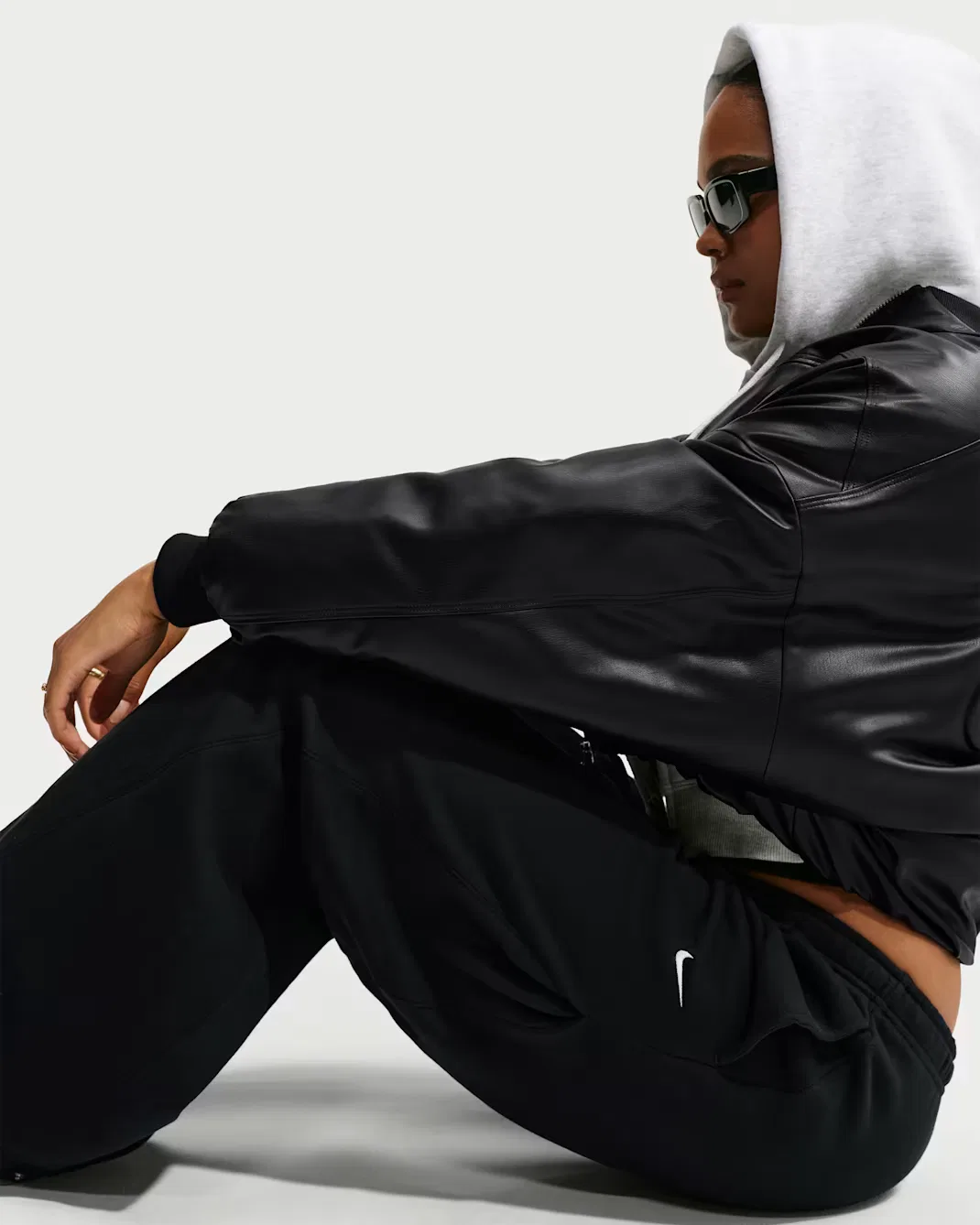Женские свободные плиссированные брюки на кнопках Nike Studio Fleece Medium Weight, Total Black/Sail — фото 4