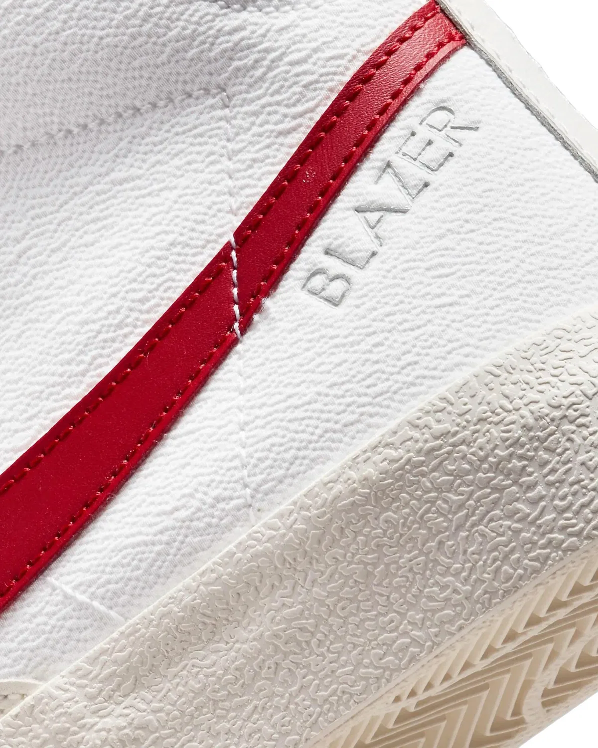 Детские кроссовки для мальчиков с вентилируемой подошвой '77 Mid Blazer NIKE, Gym Red Smoke Grey — фото 4