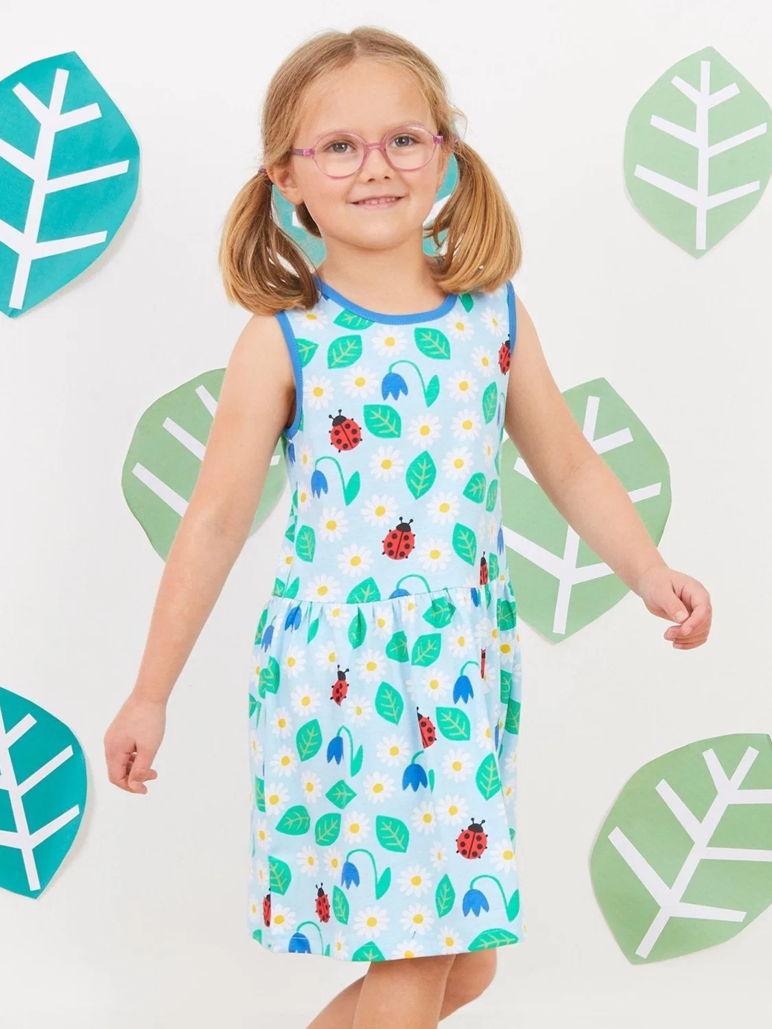 Платье Toby Tiger Bio-Baumwoll Kinder Sommerkleid mit Marienkäfer und Blumen-Druck небесно-голубого цвета — фото 3