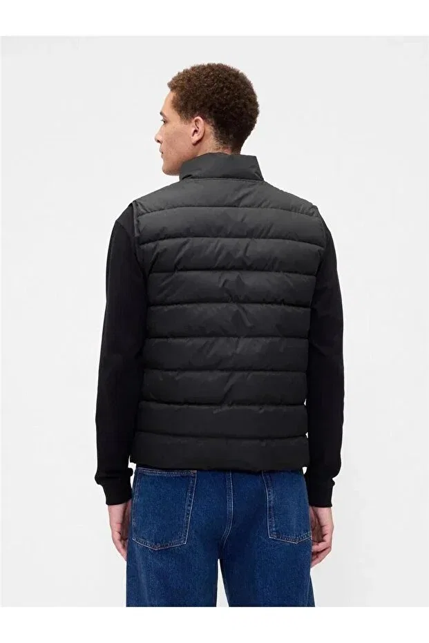 Мужской жилет с принтом V-Frch logo ltwt puffer vest Gap, Black — фото 4