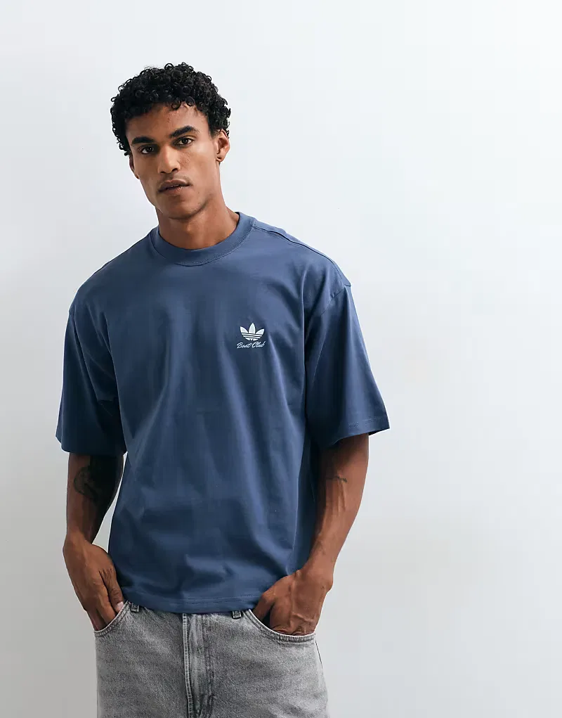 Футболка Adidas Originals с принтом в виде открытки на спине, синяя — фото 2