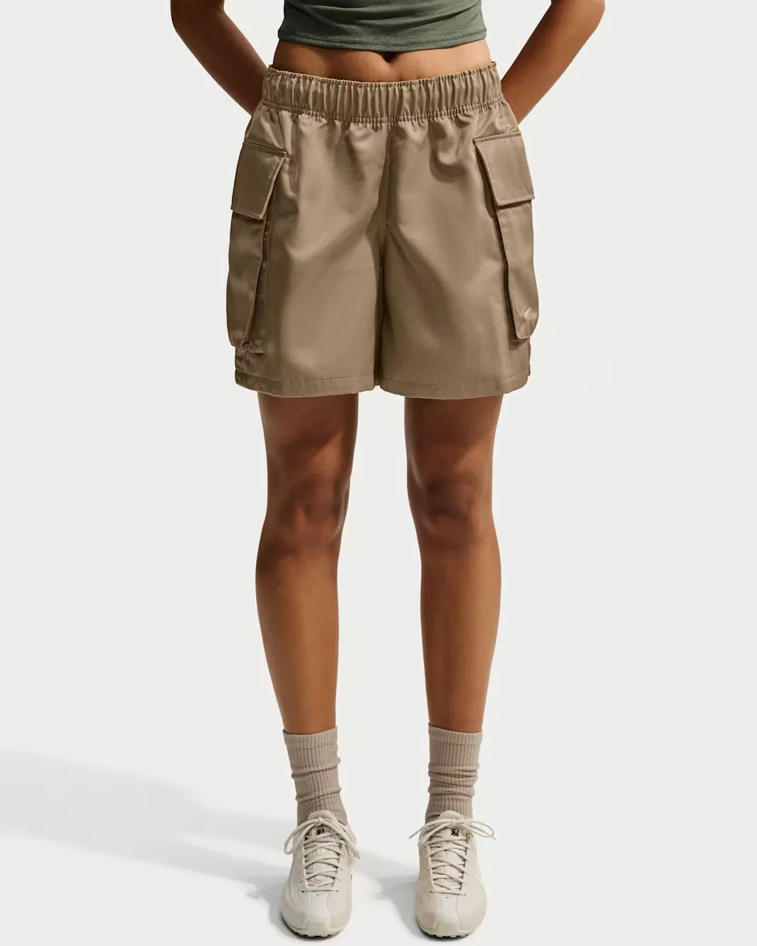 Женские свободные атласные шорты-карго со средней посадкой Nike Sportswear, Parachute Beige/Parachute Beige — фото 2