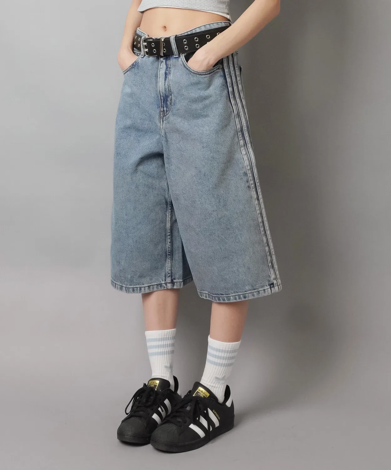 Женские джинсовые шорты свободного кроя Adidas, Light Blue — фото 4