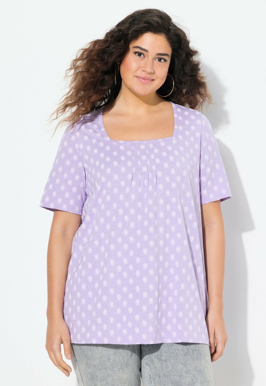 

Футболка Ulla Popken ALLOVER PRINTED SHORT SLEEVE SQUARE NECK TEE, Lavender/Blue, Синий, Футболка Ulla Popken ALLOVER PRINTED SHORT SLEEVE SQUARE NECK TEE, Lavender/Blue